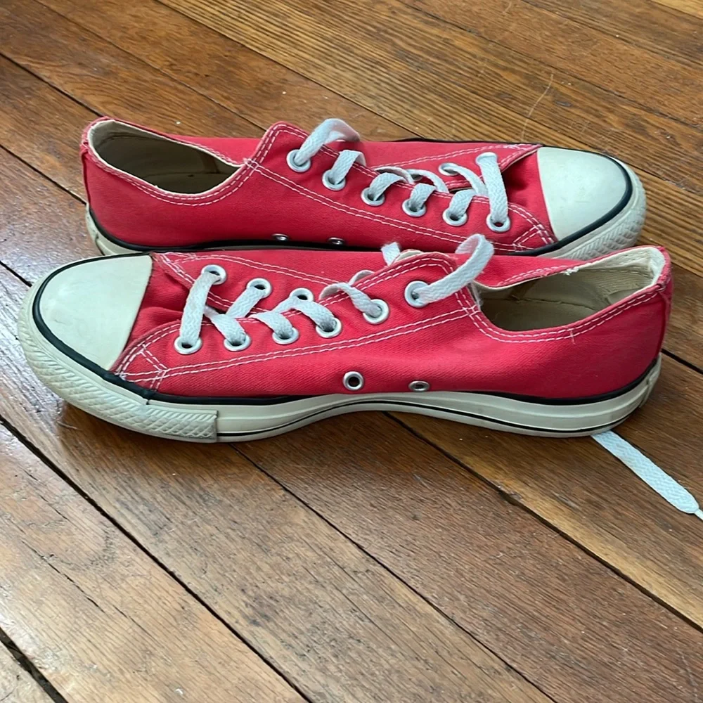 Converse low tops. Women’s size 10 - Picture 4 of 4
